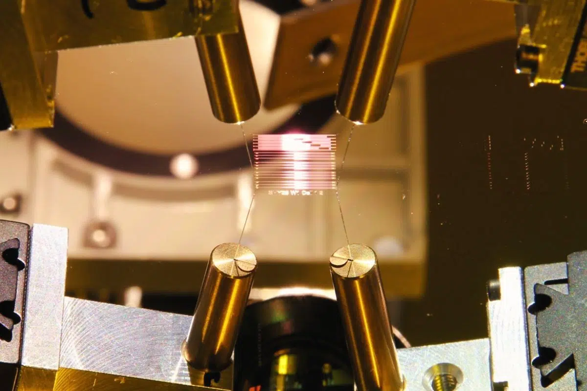 L'Allemagne réussit une grande première mondiale en informatique quantique en intégrant un système optique directement dans des puces à piège à ions