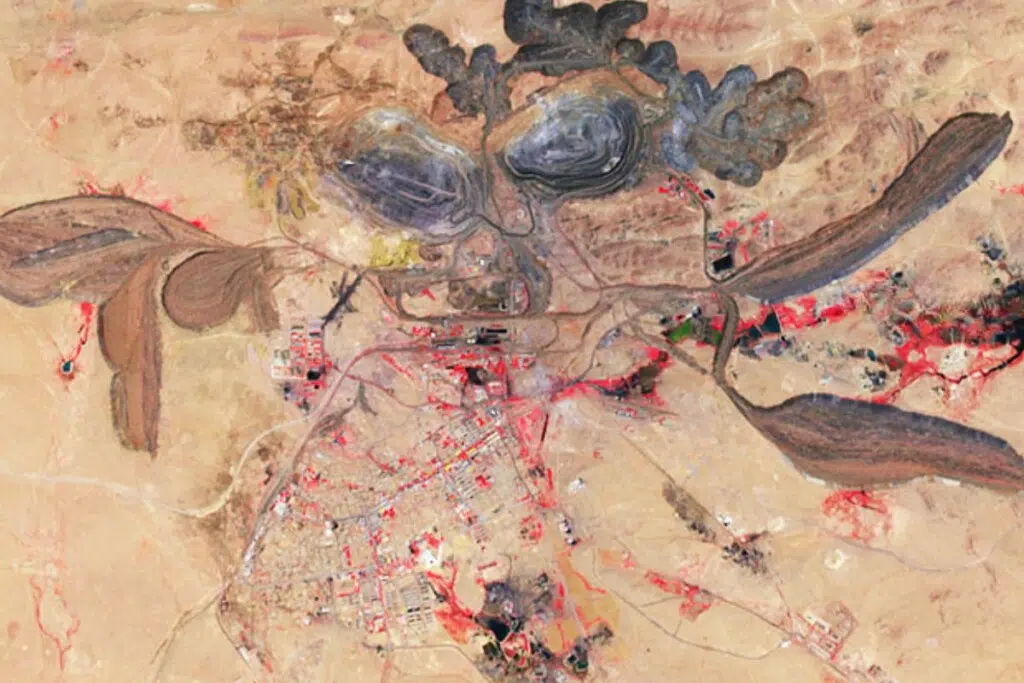 Image en fausses couleurs d’une mine de terres rares à Bayan Obo (Baiyunebo), dans la région autonome de Mongolie-Intérieure, en Chine, obtenue à partir de la combinaison d’images satellites capturées par ASTER.(Bien que cela ne soit pas précisé dans la description du site Earth Observatory, les images monochromes ont très probablement été prises par le sous-système VNIR d’ASTER, avec une combinaison de bandes 3-2-1, c’est-à-dire proche infrarouge – rouge – vert.) - Crédit : NASA