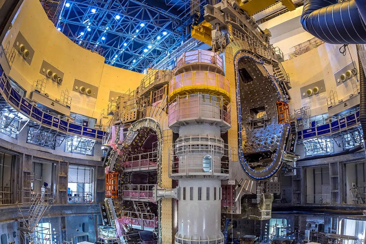 La fusion nucléaire est de moins en moins un rêve inatteignable pour le projet ITER dans le sud de la France qui vient d’installer son module n°5 de la chambre à vide