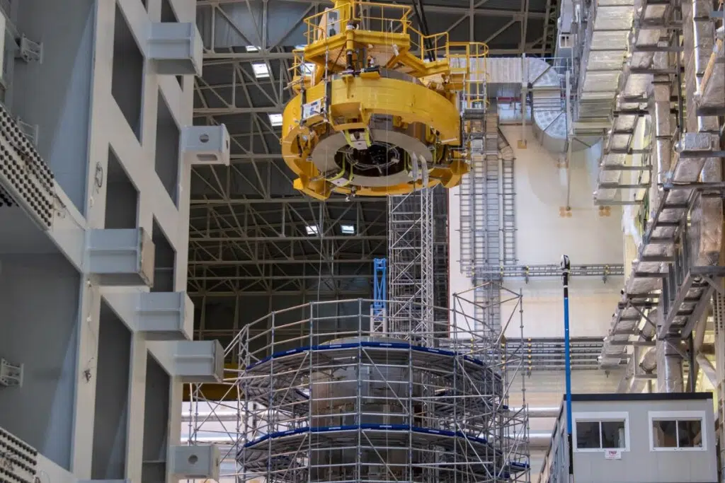 Le cinquième module indépendant du solénoïde central s’apprête à prendre place tout en haut de la tour.