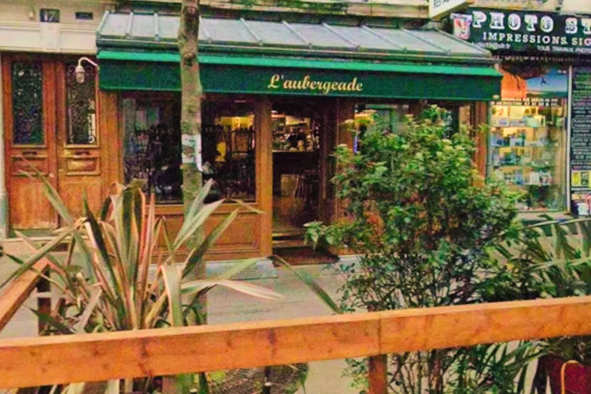 Conviviale et chaleureuse, cette « Aubergeade » vous accueille en plein cœur de Paris Conviviale et chaleureuse, cette « Aubergeade » vous accueille en plein cœur de Paris