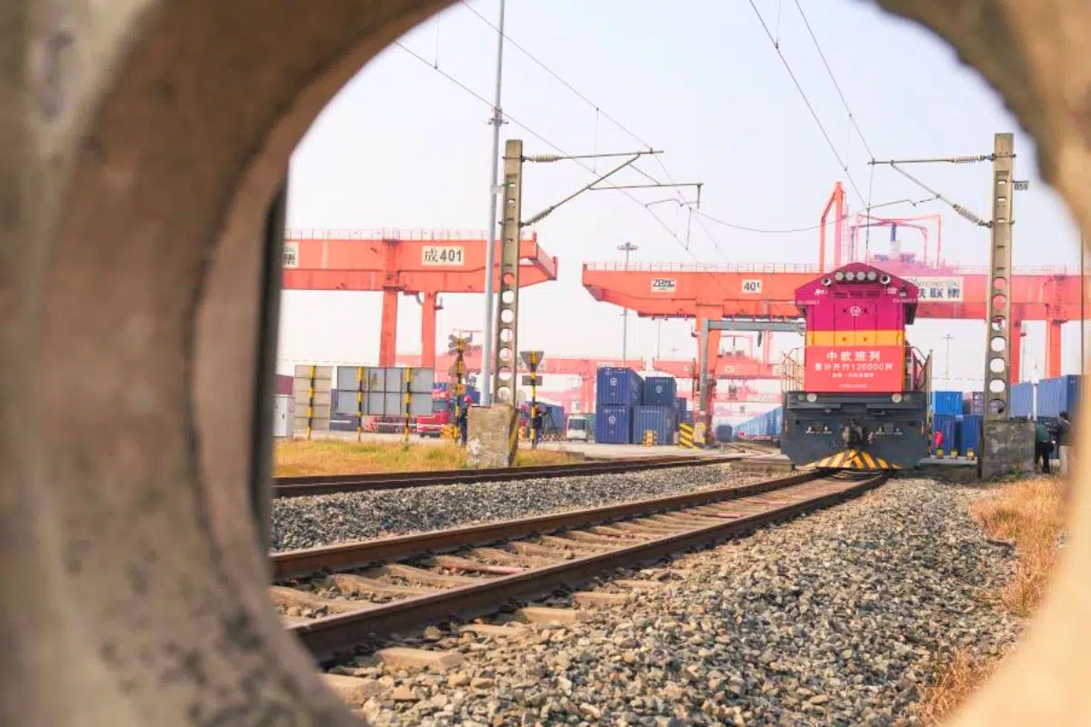 Pékin fête le 120 000e train sur l'axe Chine-Europe qui a déjà vu passer pour plus de 423,25 milliards d'euros de marchandises Pékin fête le 120 000e train sur l'axe Chine-Europe qui a déjà vu passer pour plus de 423,25 milliards d'euros de marchandises