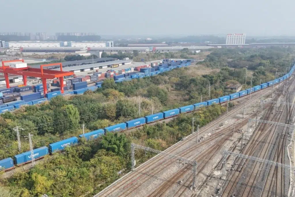 Un de ses serpents sans fin qui arpente désormais les steppes depuis la Chine vers l'Europe (et inversement). Crédit : Xinhua/Wang Xi