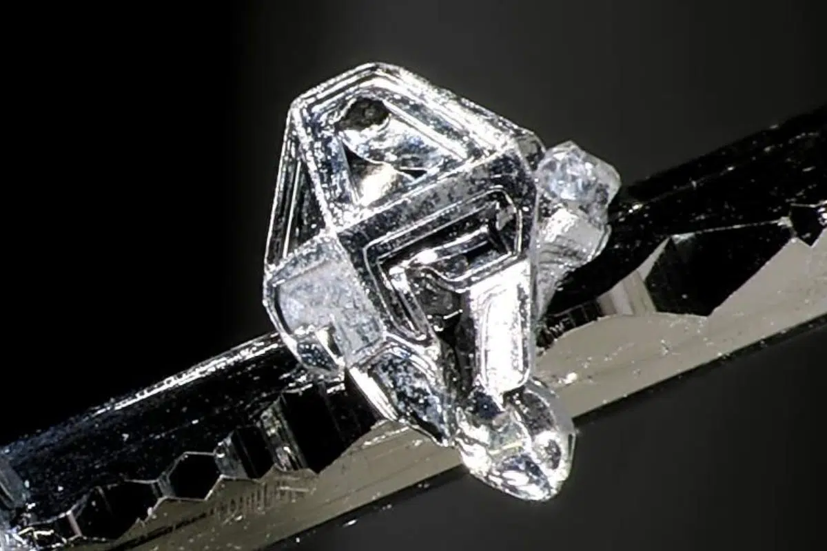 Ce cristal conducteur qui devient brutalement un isolant cachait un secret qui va permettre un bon dans la physique quantique : le polaron d’Holstein Ce cristal conducteur qui devient brutalement un isolant cachait un secret qui va permettre un bon dans la physique quantique : le polaron d’Holstein