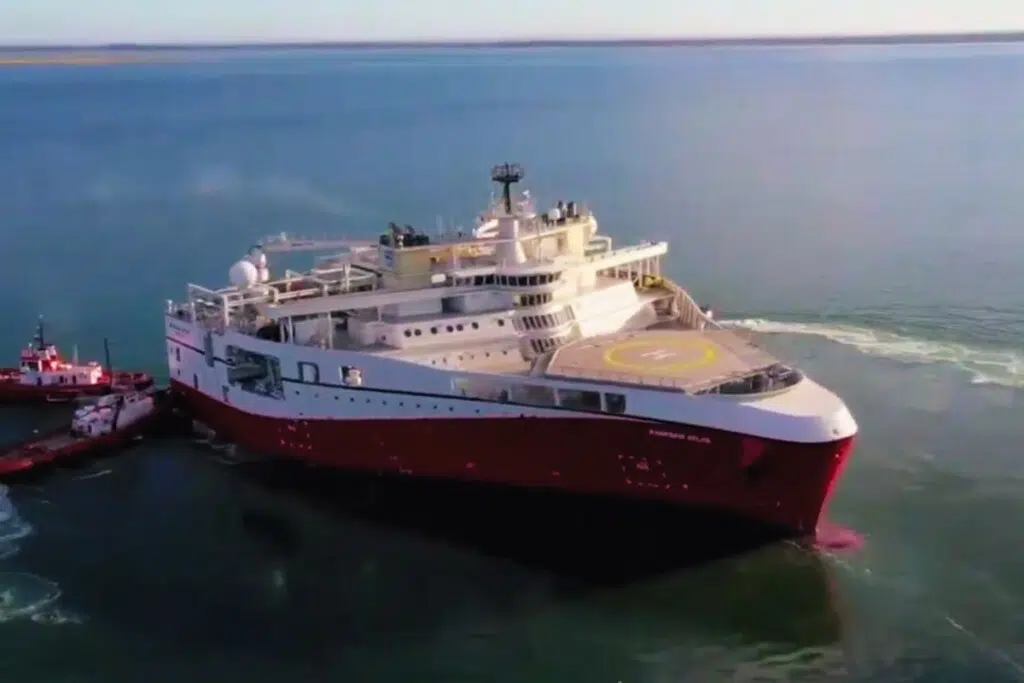Le Ramform Titan mesure 104,2 mètres de long pour… 70 mètres de large !