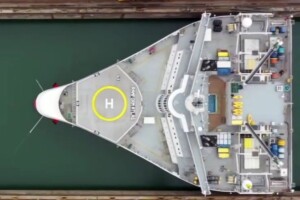 Ce colosse surnommé le « trapèze flottant » ne ressemble à aucun autre navire de par son envergure et sa raison d'être : cartographier les gisements de pétrole
