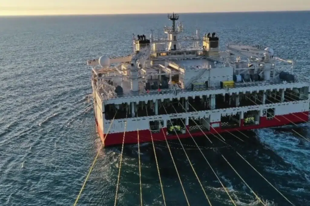 Le Ramform Titan dispose de 24 unités de 12 000 m de treuil streamer pour sonder les océans.