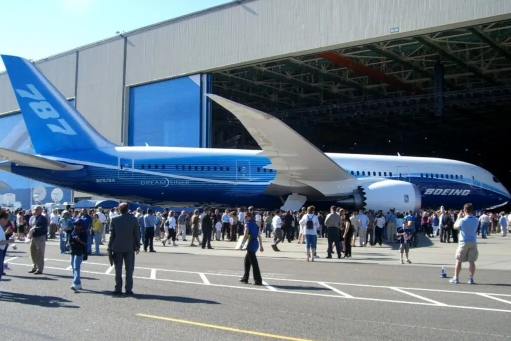 Un 787 Dreamliner à sa sortie d'usine le 8 juillet 2007.