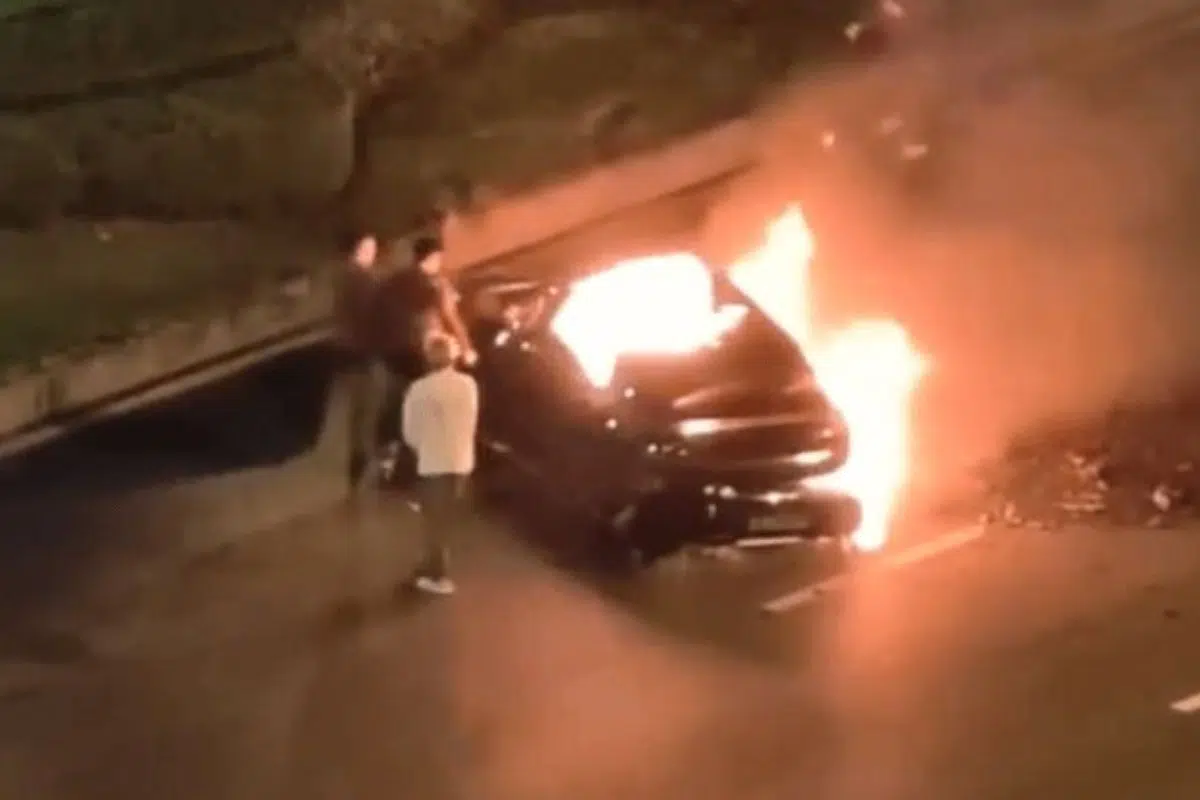 Les images ont fait le tour du monde. Une SU7 s’est embrasée après un accident à grande vitesse sur l’avenue Tianfu, à Chengdu, dans l’ouest de la Chine. Le drame s’est noué dans la nuit du 12 au 13 octobre 2025.