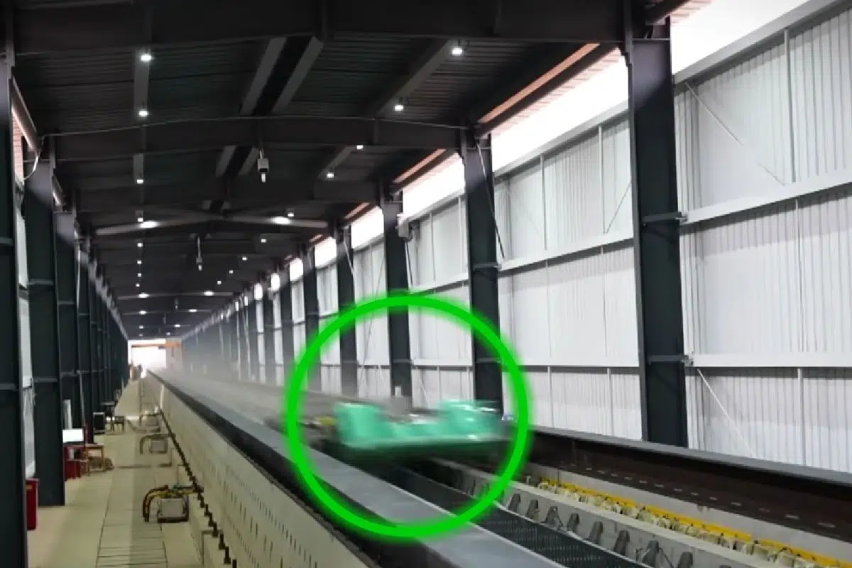 Il n'a fallu que 2 secondes à la Chine pour battre ce record du monde qui marquera un jalon de l'histoire du train du futur : l’Hyperloop