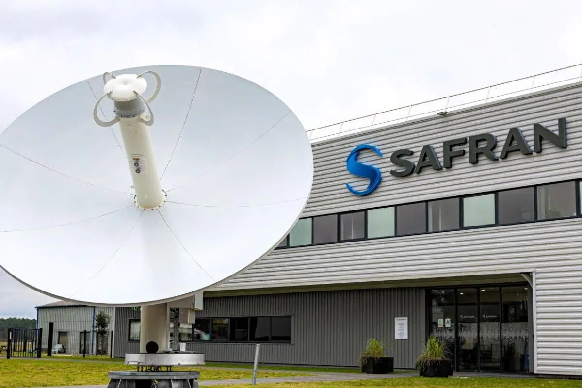 Safran est l'acteur de référence en bande Ka et tri-bande S/X/Ka, avec une offre complète couvrant antennes embarquées, équipements TT&C, stations sol et chaînes radiofréquence. Présent sur des programmes institutionnels et commerciaux majeurs, dont OneWeb.