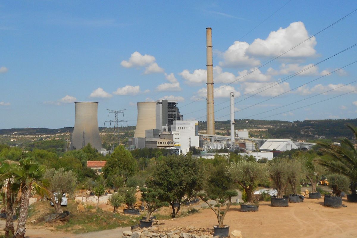 Avec 297 mètres c'est la plus haute cheminée de France et malgré la polémique elle recommence à fumer