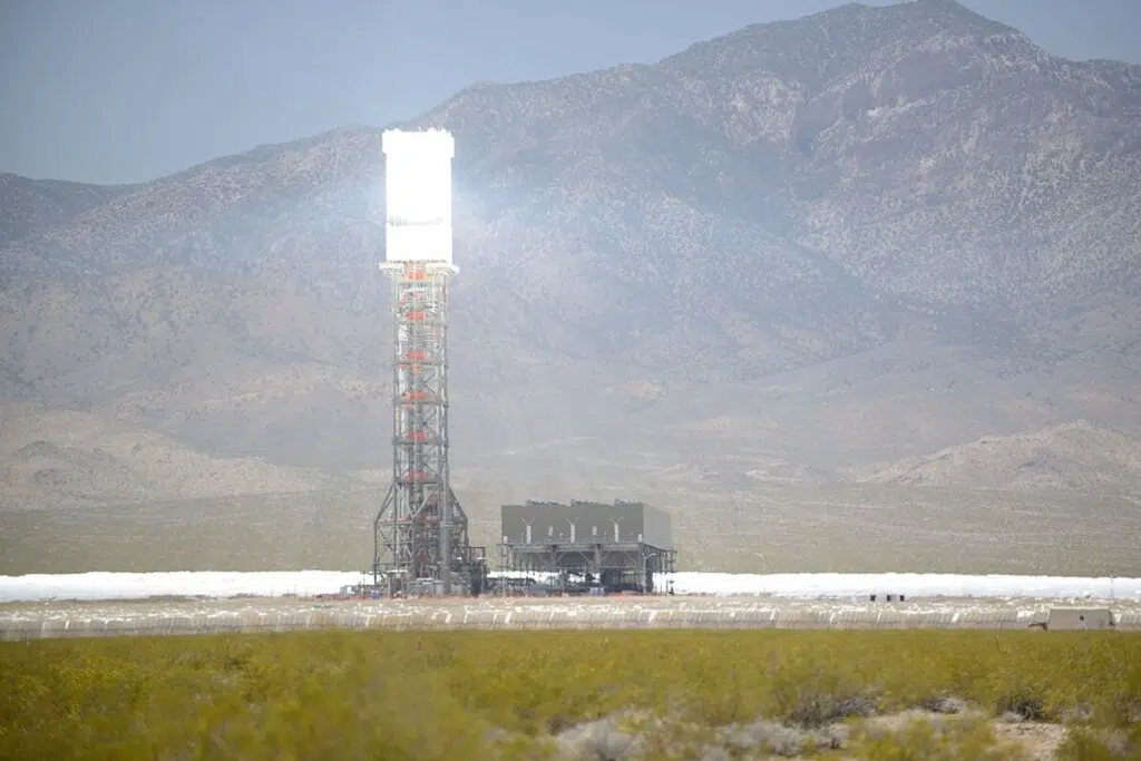 Une des trois tours en fonctionnement (avril 2013).