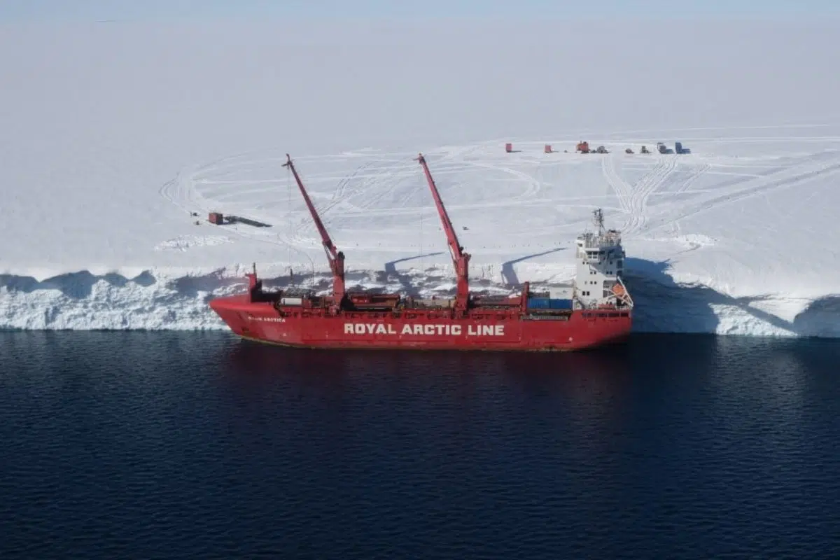 Grande première en Antarctique avec ce colosse de 10 000 tonnes qui aura désormais la lourde charge d’approvisionner les bases polaires de ces 3 nations Grande première en Antarctique avec ce colosse de 10 000 tonnes qui aura désormais la lourde charge d’approvisionner les bases polaires de ces 3 nations
