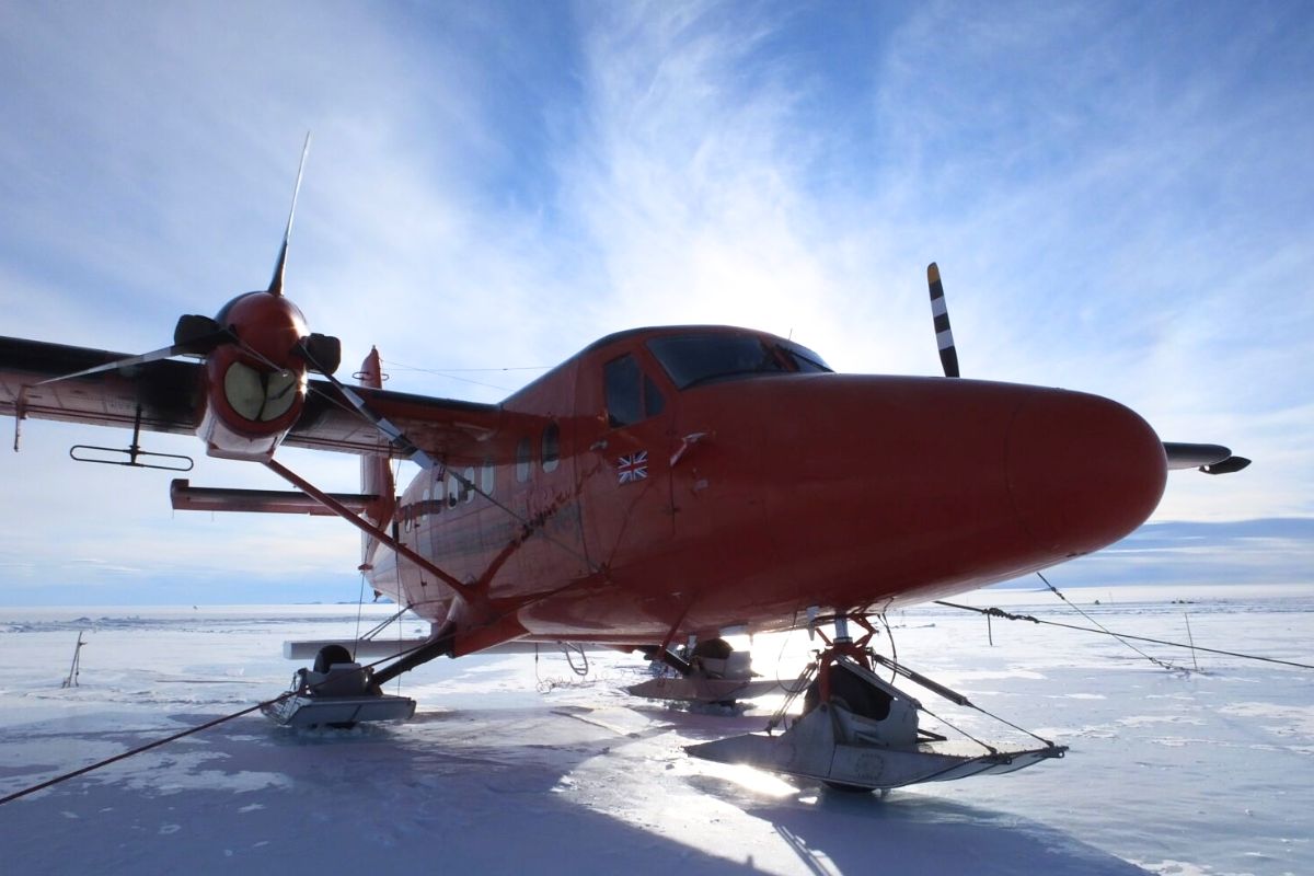 Découvert sous l’Antarctique par cet avion, il fait 100 km de long et pourrait constituer une aide inattendue pour les études sur notre climat