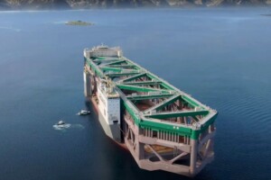 Ce que vous voyez n'est pas un bateau ! Avec ses 385 mètres de long le Havfarm est tout simplement la plus grande ferme off-shore saumons du monde