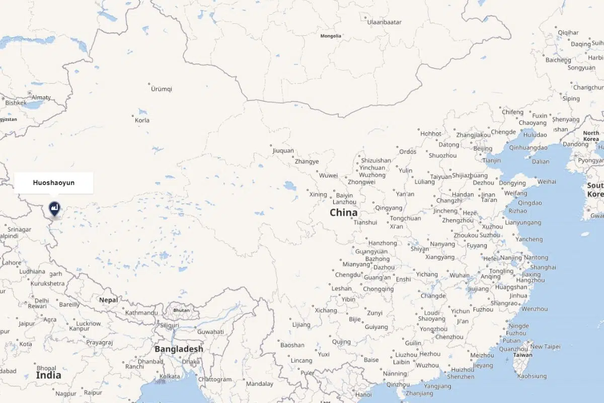 Huoshaoyun (chinois : 火烧云 ; pinyin : Huǒshāoyún) est une montagne contenant d’importants gisements de plomb et de zinc dans la région disputée de l’Aksai Chin, située dans le xian de Hetian, au Xinjiang, en Chine.La découverte du gisement minéral a été publiée dans une revue académique en 2015, puis annoncée commercialement en 2016. Le développement du site en une exploitation minière a débuté en 2017. La mine appartient à Guanghui Energy. Sa mise en service était prévue entre 2020 et 2022. Elle devrait devenir la septième plus grande mine de plomb-zinc au monde. En 2019, des études sur le terrain ont révélé que les montagnes environnantes contenaient également des dépôts suffisamment importants pour justifier un développement futur.