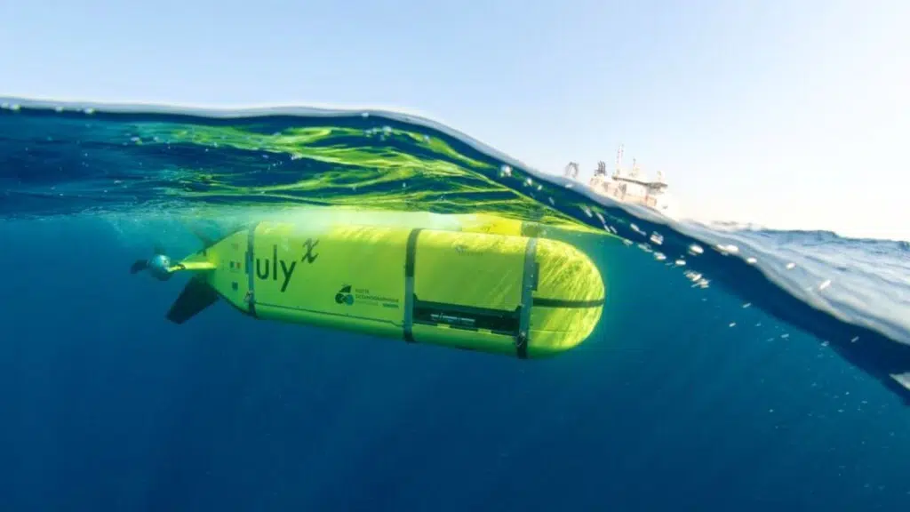Ulyx est un robot sous-marin autonome (AUV) développé par l'Ifremer pour explorer les grands fonds océaniques.Long de 4,5 m et pesant 2,7 tonnes, il plonge jusqu'à 6 000 mètres avec une autonomie de 48 heures grâce à des batteries lithium-ion de 28 kWh.
Équipé de sonars multifaisceaux, sonar SAS, caméra haute résolution avec profileur laser 3D, et capteurs physico-chimiques (oxygène, méthane, pH).
Il cartographie 50 km² en haute résolution et opère en mode stationnaire pour observations précises, complétant Nautile et Victor 6000.
Mis en service vers 2022 après qualification, il sert océanographie, géosciences et surveillance écologique des abysses inexplorés (75% des fonds).