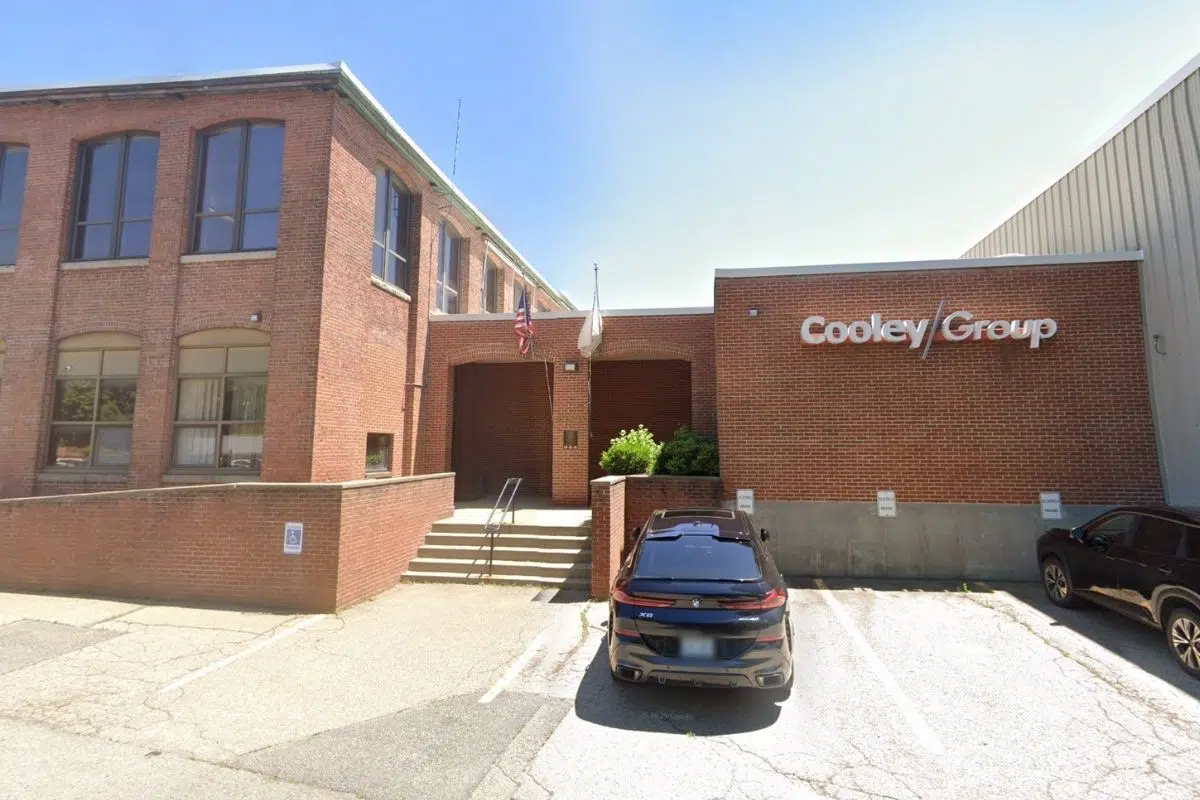 Fondé il y a près d’un siècle à Pawtucket (Rhode Island), Cooley Group est un spécialiste reconnu des tissus enduits polymères destinés à des applications critiques : dispositifs médicaux, étanchéité, confinement chimique ou environnemental. L’entreprise maîtrise toute la chaîne, du tissage à l’extrusion, avec un fort accent sur l’innovation durable.