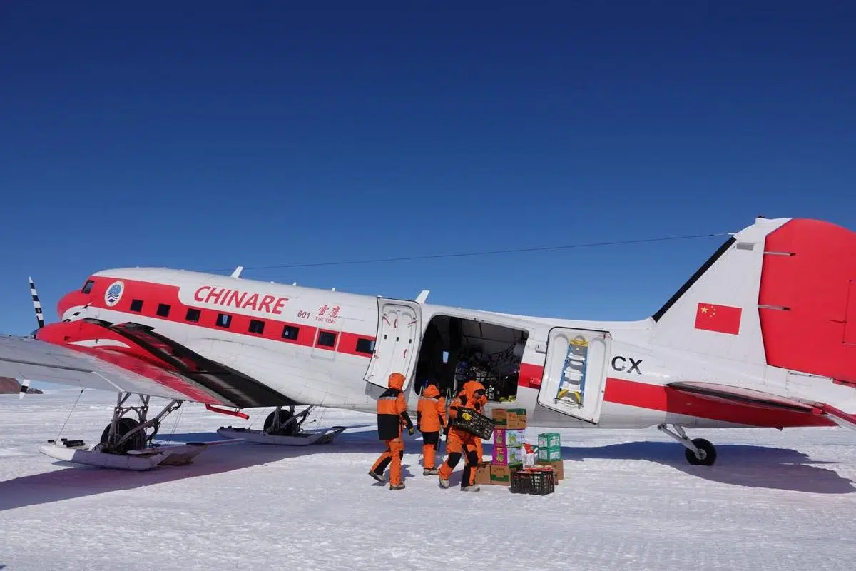 Cet avion chinois n'est pas « n'importe quel avion » puisque depuis 10 ans il est l'épine dorsale de l'Empire du Milieu pour sa logistique en Antarctique Cet avion chinois n'est pas « n'importe quel avion » puisque depuis 10 ans il est l'épine dorsale de l'Empire du Milieu pour sa logistique en Antarctique