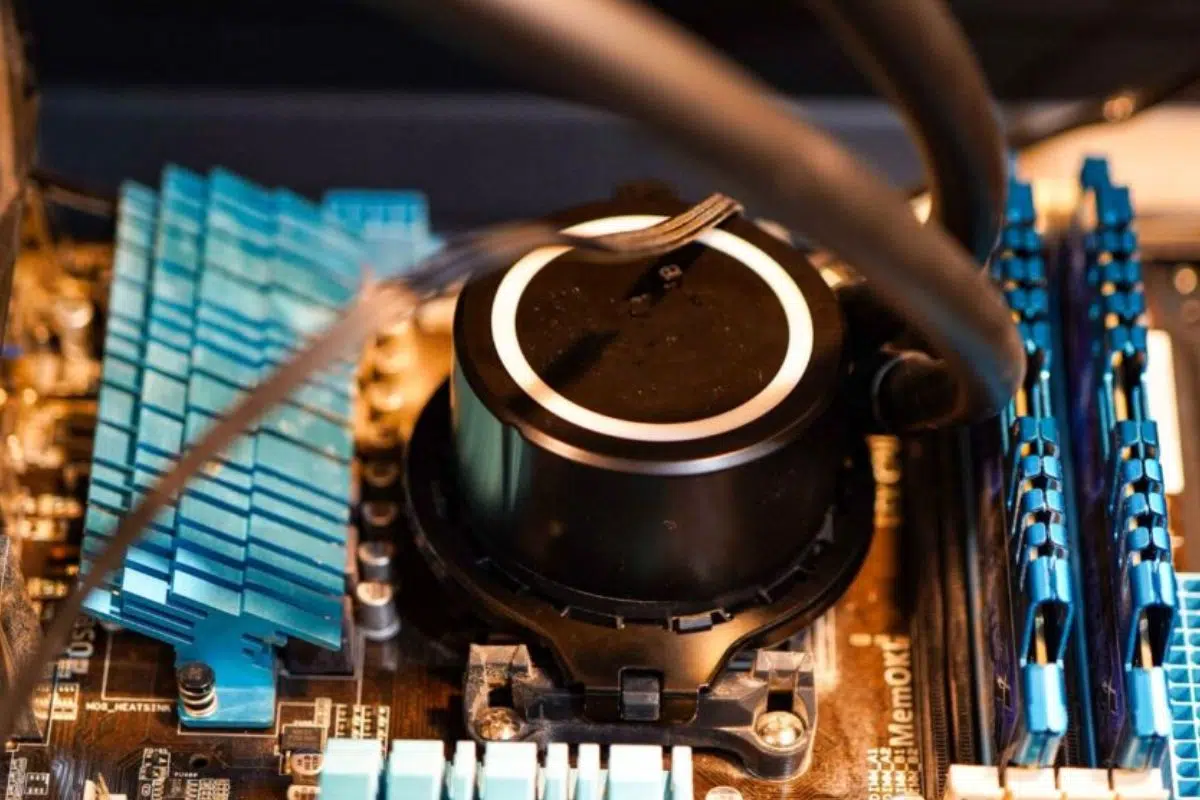 Le système de Yplasma sera le premier au monde à refroidir les ordinateurs par décharge à barrière diélectrique (DBD).