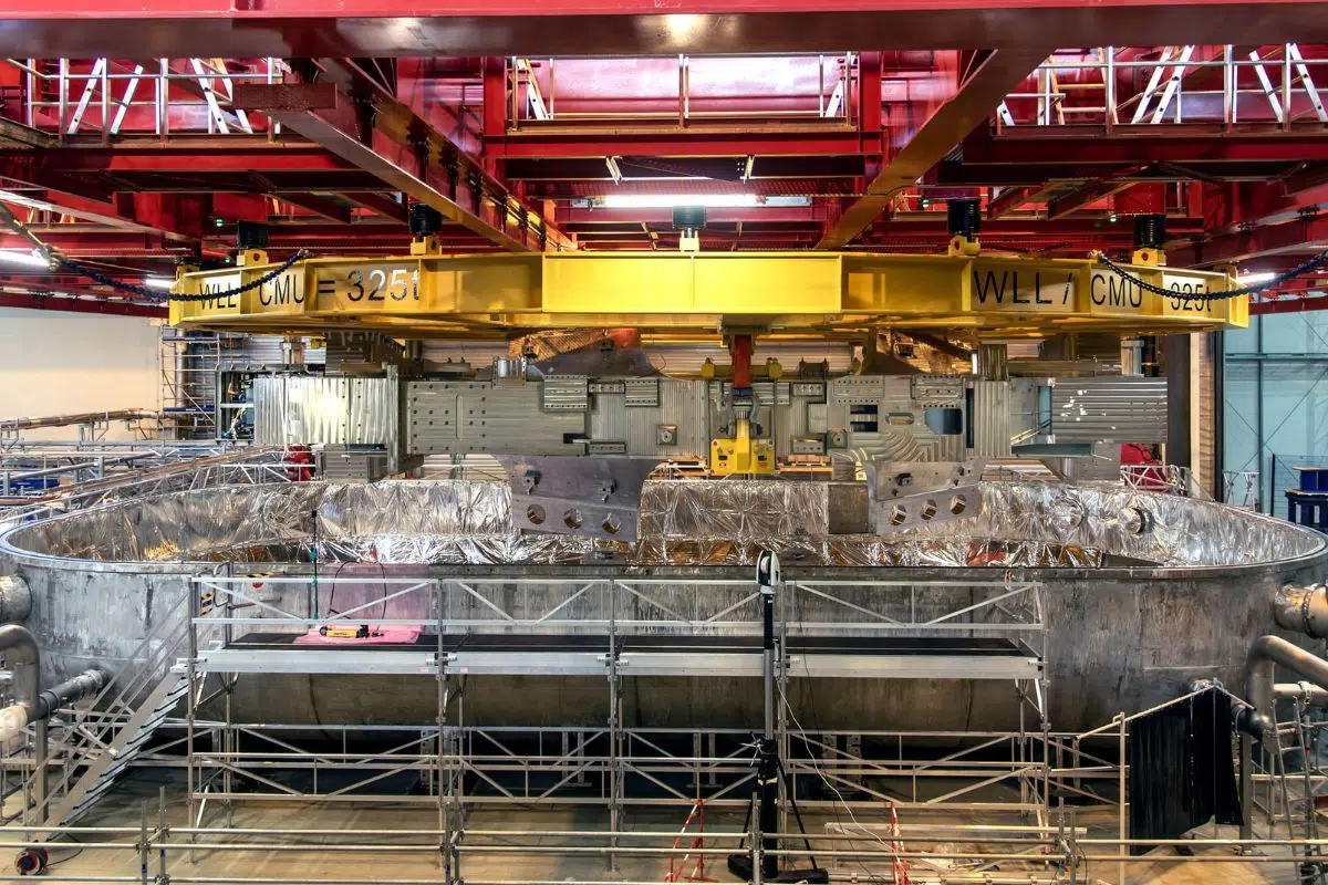 Le plus gros aimant du monde de 300 tonnes va être plongé dans le froid le plus absolu pour rapprocher l'humanité de son rêve de maitrise de la fusion nucléaire