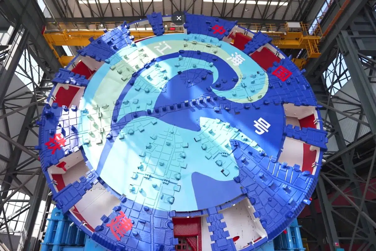 Pour la première fois de l’histoire, cette opération de « la dernière chance » a été entreprise dans un tunnel sous-marin pour sauver une machine de 5000 tonnes