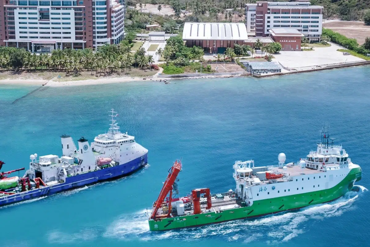 le vaisseau-mère Tan Suo Yi Hao à gauche en bleu est un navire chinois de recherche scientifique brise-glace exploité par l’Institut des sciences et de l’ingénierie des grands fonds de l’Académie chinoise des sciences.