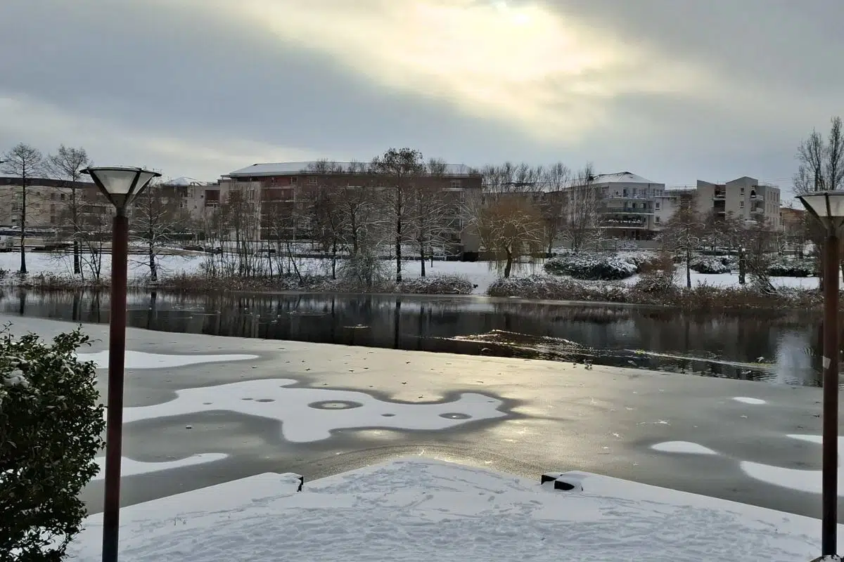 Lac de Créteil sous la glace - 07 janvier 2025 (crédit : Media24.fr)