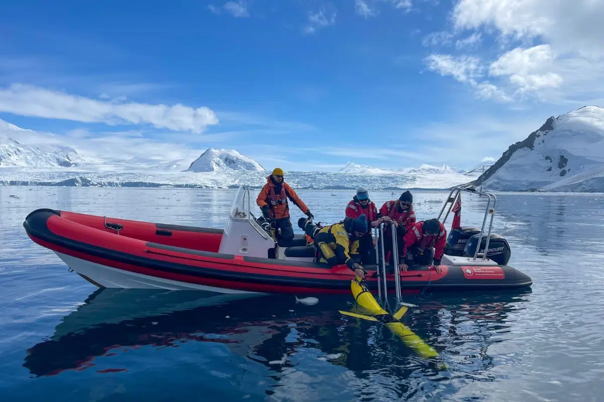 L'observation des tsunamis sous-marins n'est pas chose aisée et demande le concours des dernières technologies comme les drones et l'intelligence artificielle.