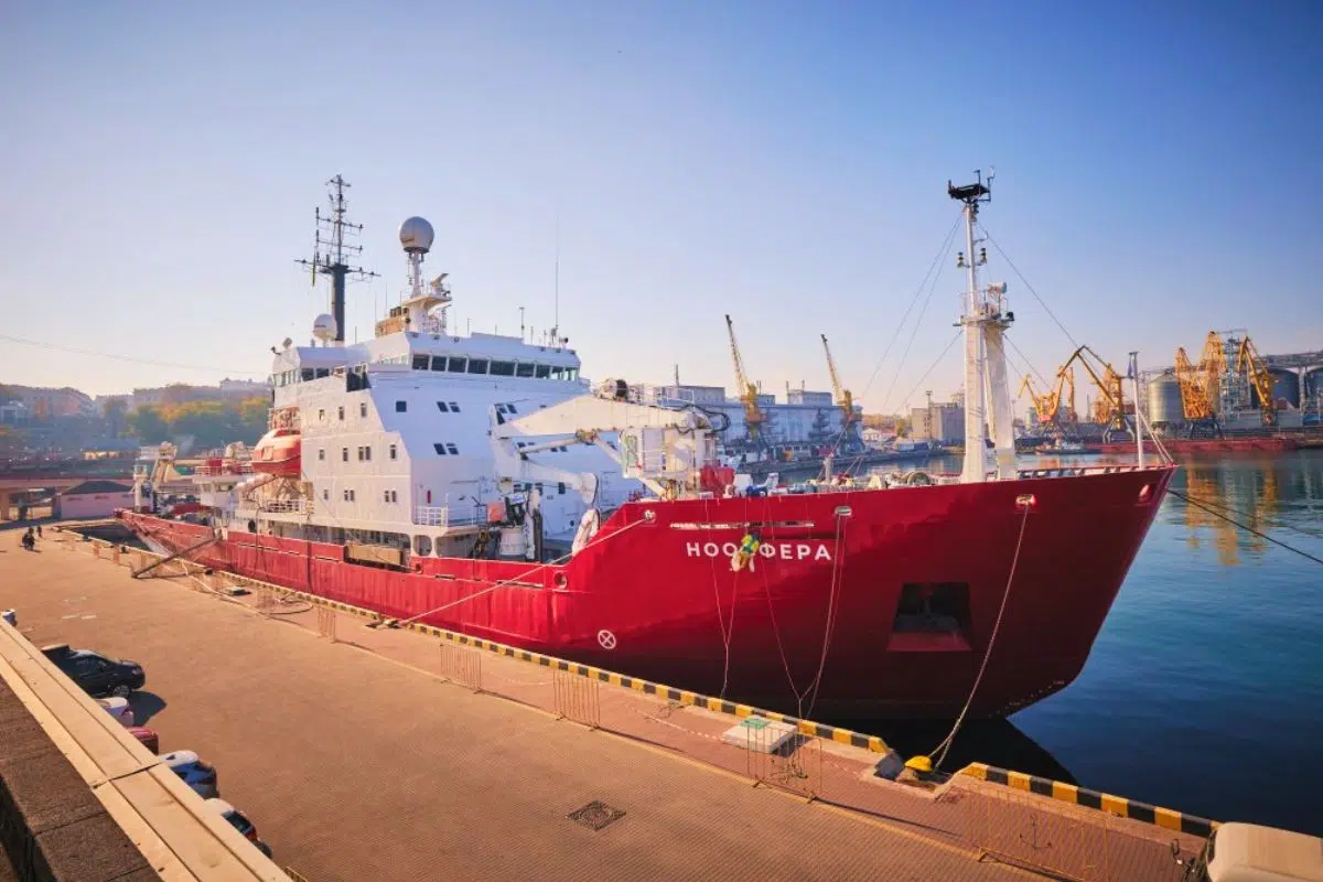 Le RRS James Clark Ross qui a fait la découverte était un navire brise-glace britannique de recherche et de ravitaillement appartenant à la British Antarctic Survey.En 2021, il a été vendu au Centre scientifique national de l'Antarctique d'Ukraine et rebaptisé Noosfera.
