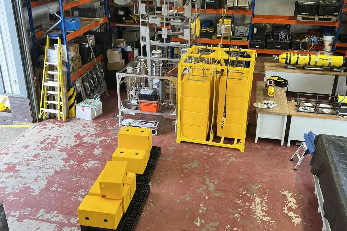 L’équipe SAMS a récemment reçu son premier atterrisseur dédié à l’« oxygène sombre », baptisé Alisa, capable de mesurer la production d’oxygène sombre et d’hydrogène sur le fond marin profond. L’engin est conçu pour résister aux pressions rencontrées aux plus grandes profondeurs océaniques (jusqu’à 11 km). Il est équipé de chambres de fond, de systèmes de micro-profilage, ainsi que de capteurs d’oxygène, de conductivité, de pression et de turbidité. L’atterrisseur est actuellement en phase de tests et prendra la mer pour sa première expédition en 2026.