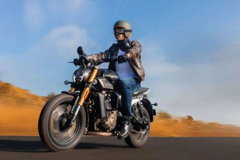 Peu connu en Europe, Hero MotoCorp est pourtant le premier constructeur mondial de motos et scooters en volume, avec plus de 5 millions de deux-roues vendus chaque année.Géant discret de la mobilité du quotidien, le groupe indien règne sur les marchés émergents en misant sur des machines robustes, accessibles et conçues pour un usage intensif.