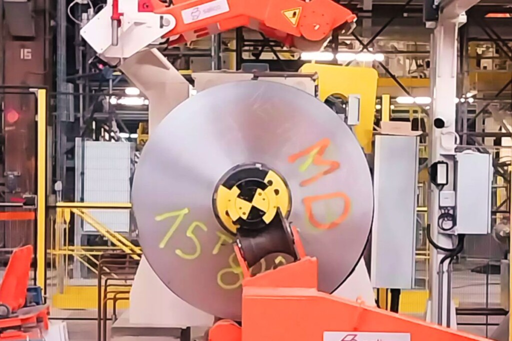 Bobine sur mandrin dérouleur – lignes de refendage et emballage à Mardyck.