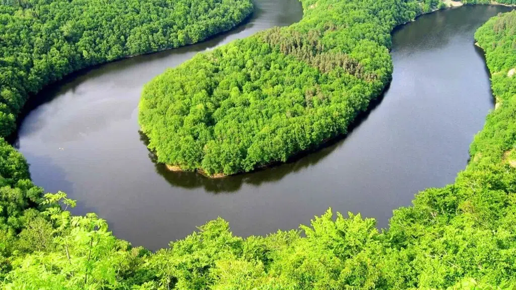 Une étude présentée par Antea évalue l’impact du changement climatique sur les débits d’étiage de la Sioule d’ici 2050, avec une baisse estimée de 2,46 à 2,04 m³/s.Le prélèvement lié au projet EMILI représenterait environ 1 % du débit, avec des analyses complémentaires prévues d’ici 2026.