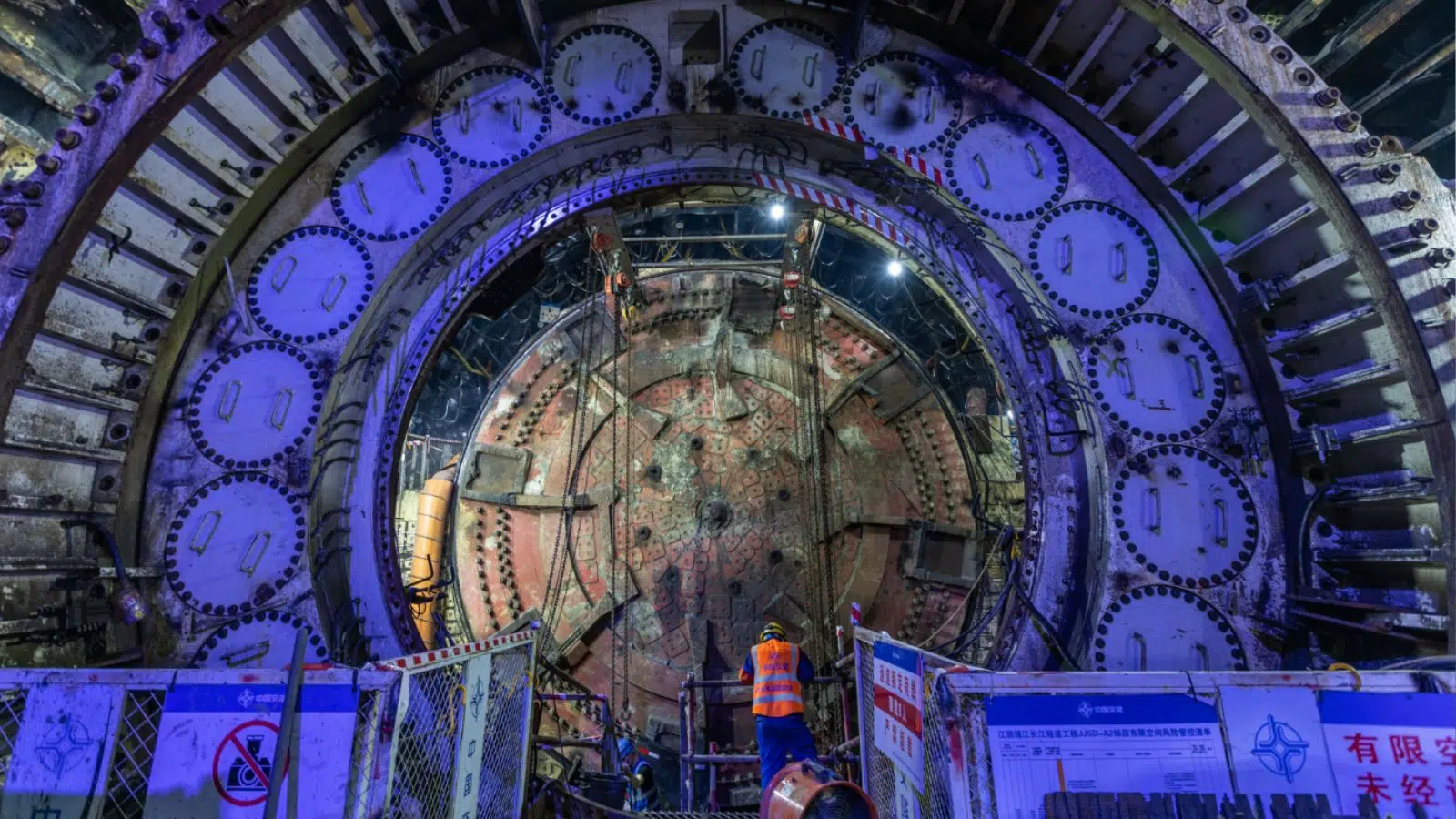 363 forages ont été nécessaires pour permettre de finir ce tunnel en Chine qui a été marqué par un sauvetage exceptionnel sous le fleuve Yangtsé