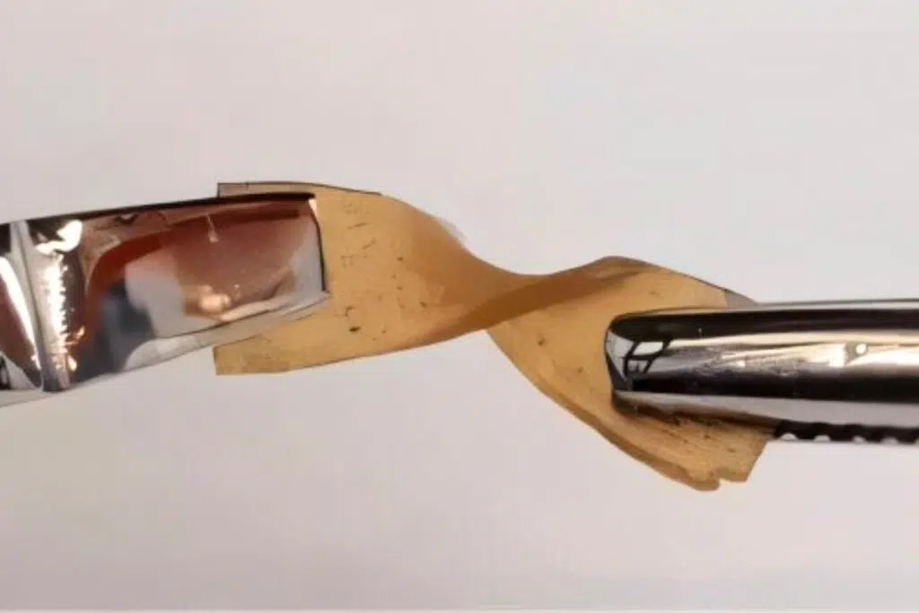 Un morceau de compleximer peut être facilement plié.