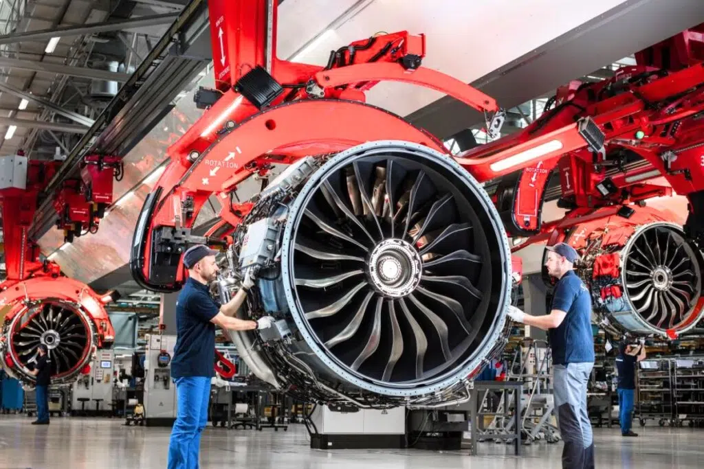 Sur cette image, le LEAP-1B, moteur de nouvelle génération développé par CFM International pour le Boeing 737 MAX, reconnaissable à sa soufflante de grand diamètre et à ses matériaux composites.Conçu pour réduire la consommation de carburant et les émissions de CO₂ d’environ 15 à 20 % par rapport au CFM56, il incarne le cœur technologique de la montée en gamme des monocouloirs modernes.