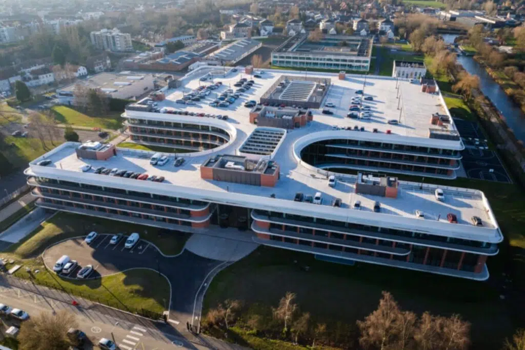 D’une superficie de 25 000 mètres carrés, l’Imaginarium accueille plus de 700 employés répartis entre les équipes de conception, de production et d’assistance sur un seul et même site.