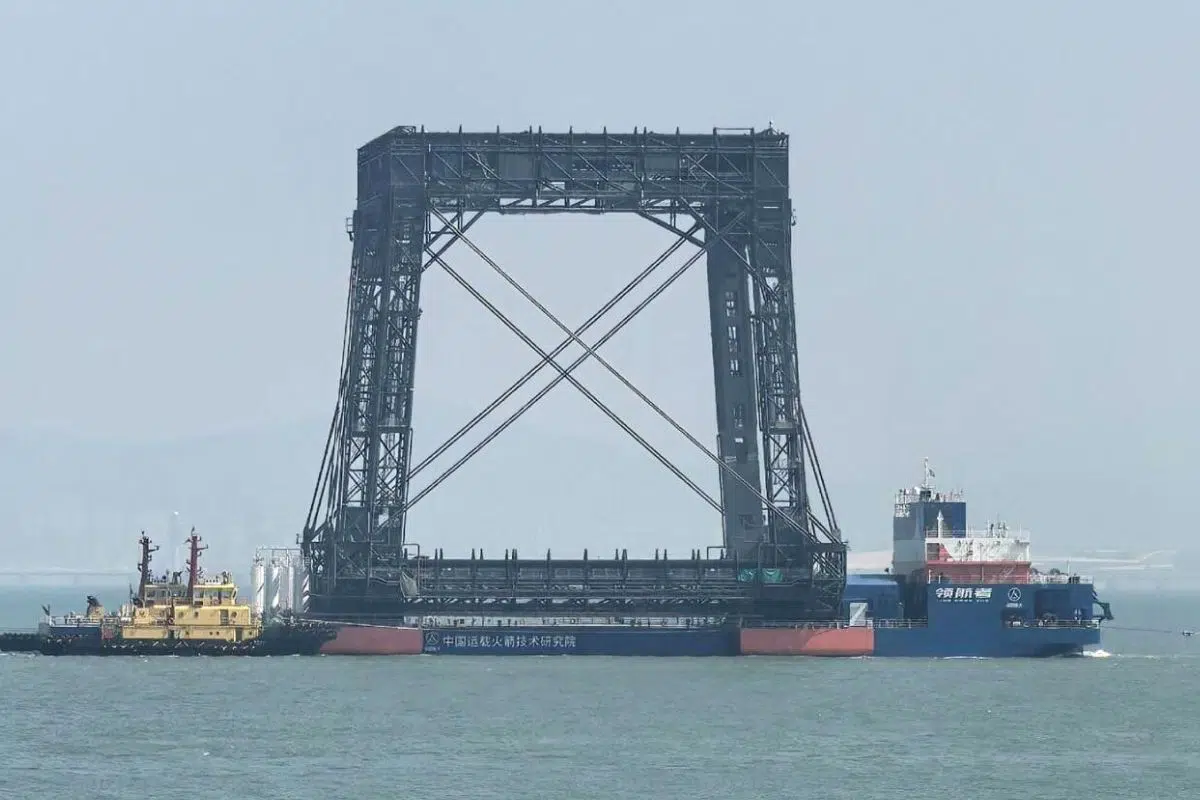 Ce colosse chinois de 25 000 tonnes est le premier navire au monde qui sera uniquement dédié à la récupération des fusées spatiales par filet