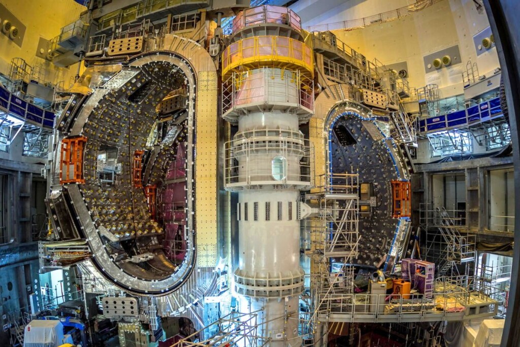 Deux des quatre modules sectoriels apparaissent sur cette image : à gauche, le module n° 8, qui n’a pas encore complètement rejoint sa position définitive, et à droite, le module n° 5.