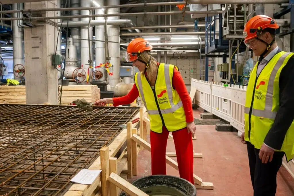 Helsinki Steady Energy Ltd, développeur nucléaire finlandais, a lancé la construction d’un prototype pilote à échelle réelle de son réacteur LDR-50 dans le quartier de Salmisaari, en plein centre d’Helsinki. L’installation prend place dans la salle des turbines d’une centrale à charbon mise hors service par l’énergéticien Helen il y a un an.