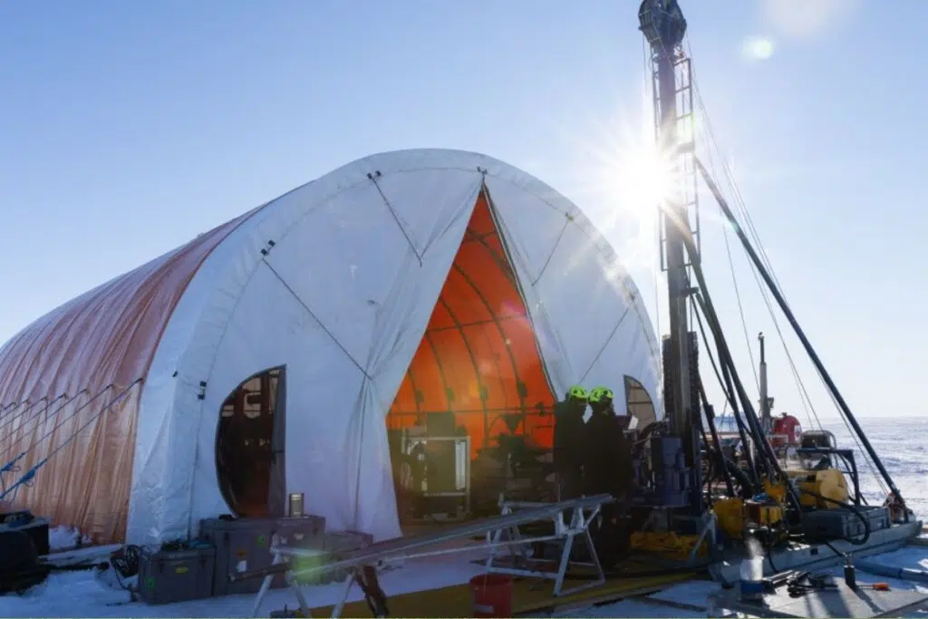 L'équipe internationale du SWAIS2C a foré à travers 523 mètres de glace grâce à un système de forage à eau chaude.