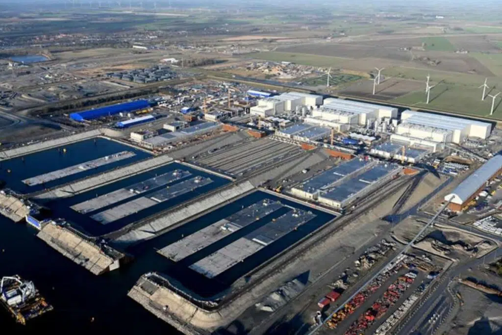 Chaque module du Fehmarn Belt pèse 73 000 tonnes et est assemblé au sec avant d'être amené par le navire Ivy avant d'être immergé.