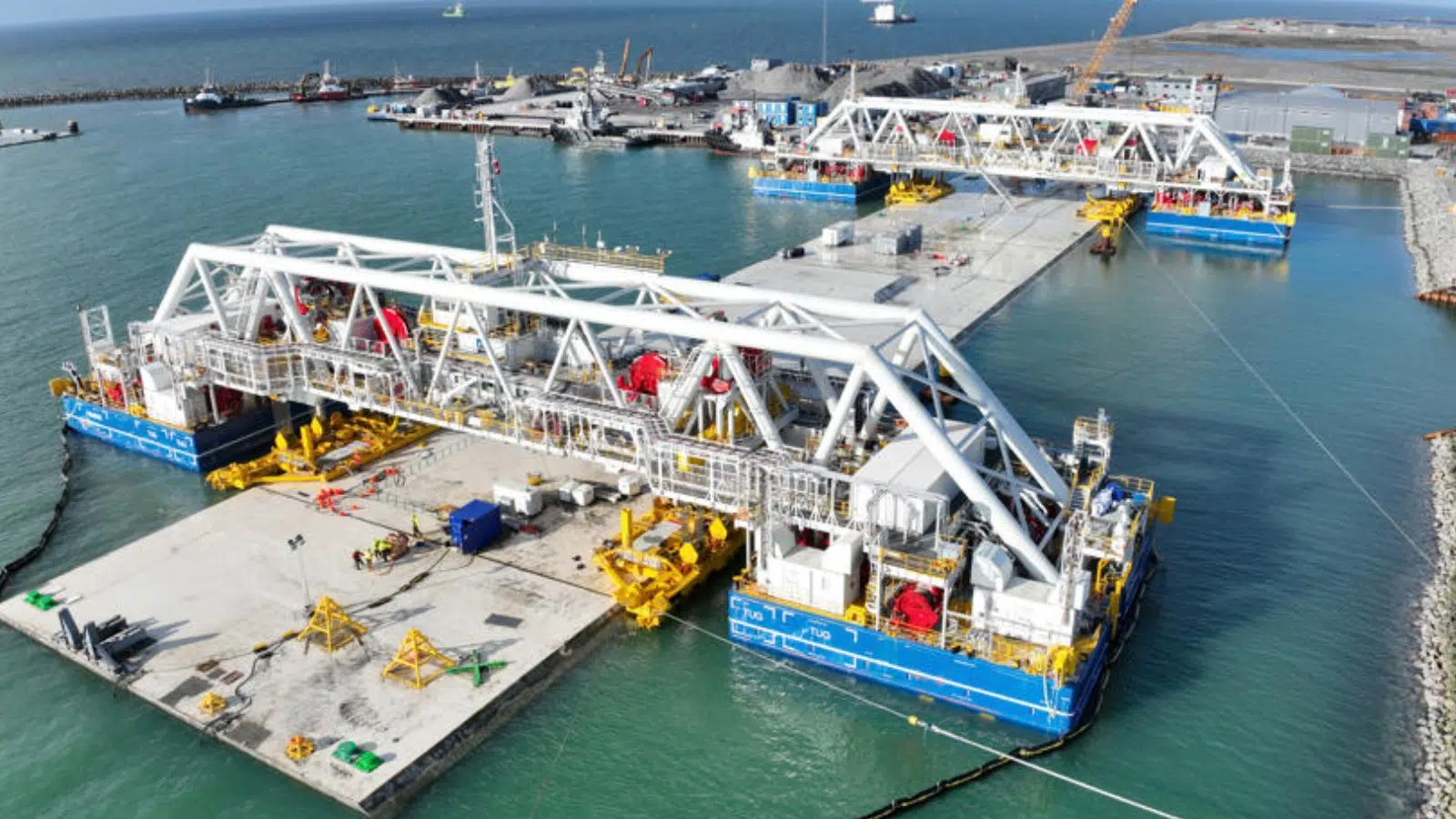 le plus grand tunnel immergé du monde Fehmarnbelt n'attendait plus que ces 2 colosses pour déposer ses segments de 73 000 tonnes au fond de la mer Baltique