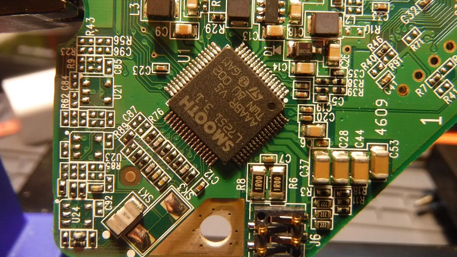 D'origine française, ST dévoile sa puce ST64UWB qu'on retrouvera bientôt dans toutes les automobiles et smartphones utilisant l'ultra large bande D'origine française, ST dévoile sa puce ST64UWB qu'on retrouvera bientôt dans toutes les automobiles et smartphones utilisant l'ultra large bande