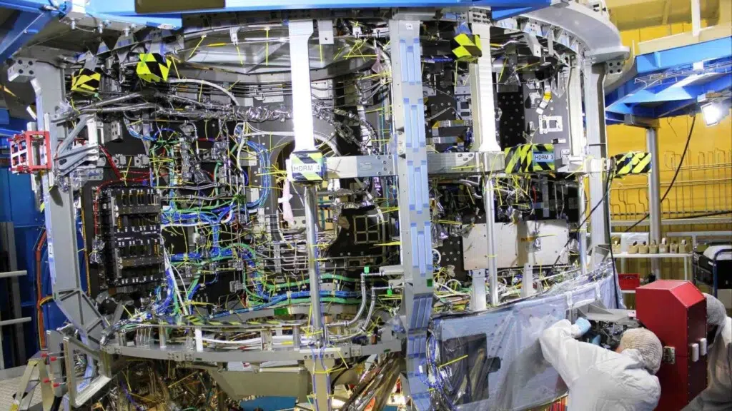 Intégration du module de service européen (ESM) pour le vaisseau habité Orion du programme Artemis program sur le site d’Airbus à Brême.De forme cylindrique (≈4 m), l’ESM dispose de quatre panneaux solaires déployables (19 m) et assure propulsion, manœuvres orbitales et contrôle d’attitude du vaisseau Orion. Crédit : Airbus.