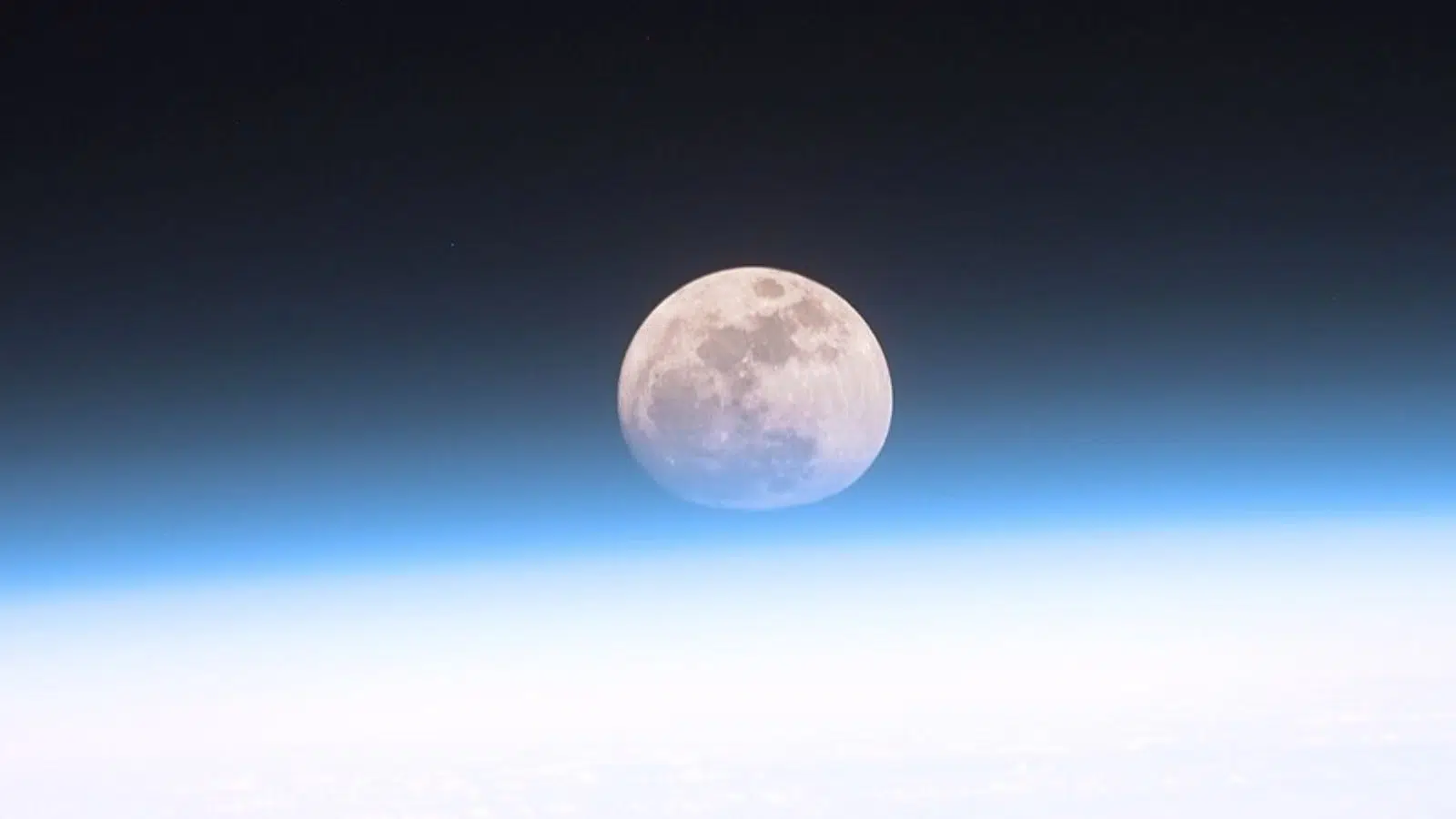 Un phénomène qui n’a lieu que tous les 139 ans vient de se produire sur la Lune avec un impact si puissant qu’il a laissé un cratère de 225 mètres de diamètre Un phénomène qui n’a lieu que tous les 139 ans vient de se produire sur la Lune avec un impact si puissant qu’il a laissé un cratère de 225 mètres de diamètre