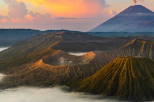 Volcan au lever du soleil avec brume (Freepik)