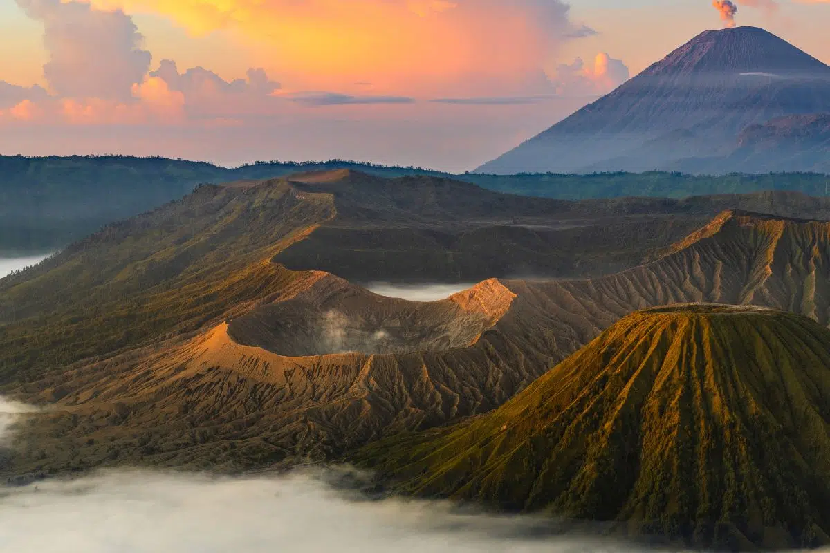 Volcan au lever du soleil avec brume (Freepik) Volcan au lever du soleil avec brume (Freepik)
